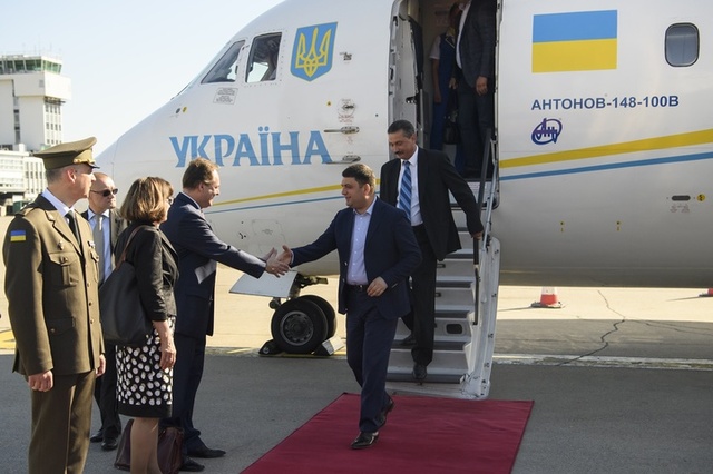 Прем’єр-вояж. Уряд оприлюднив бюджет закордонних візитів Гройсмана та Яценюка