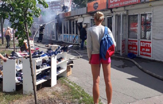 В Киеве на Харьковском массиве загорелись МАФы