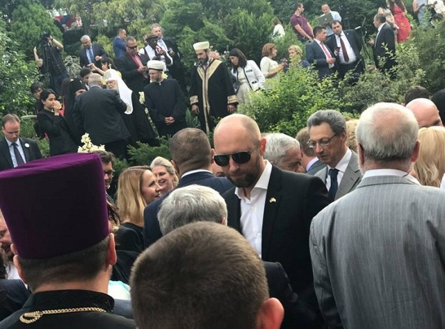 Арсеній Яценюк прийшов на прийом до резиденції посла США в образі агента 007