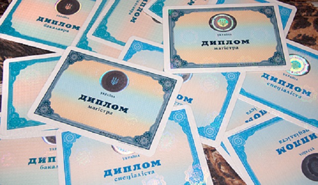 У Житомирі студенти отримали дипломи з помилкою: фотофакт