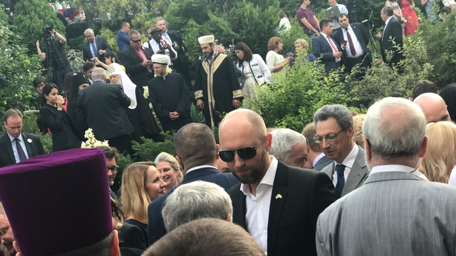 Аваков с гамбургерами, Яценюк с бородой, Руслана с микрофоном