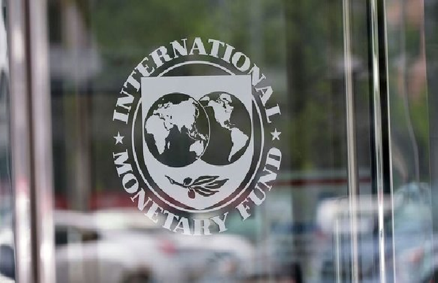 Политолог: Задержка транша МВФ - удар кнутом по Порошенко, забывшему свое место