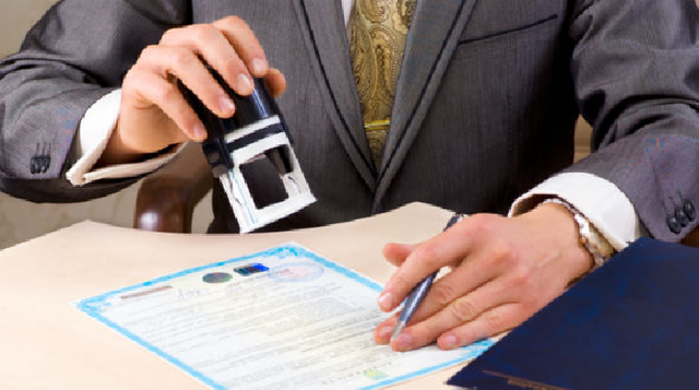 В Киеве депутат обманом отобрал квартиру у 90-летней старушки