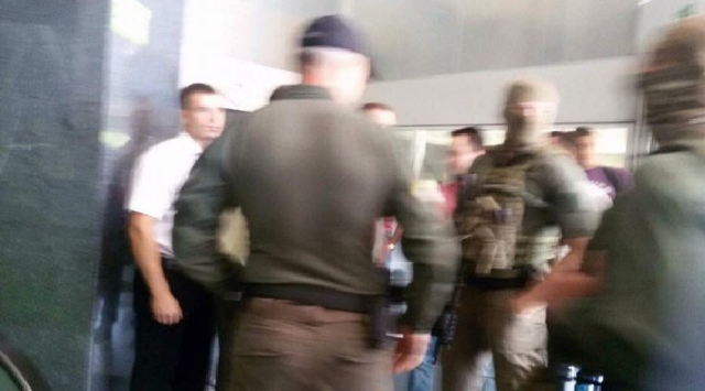 В офіс Приватбанку в Дніпрі увірвалися невідомі з автоматами