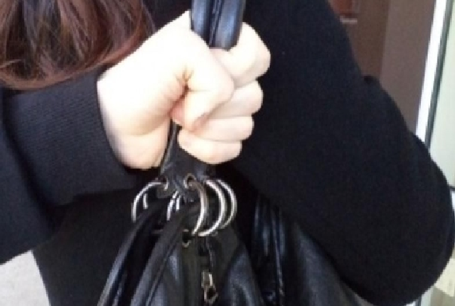 В Киеве прохожие поймали грабителя, напавшего на женщину