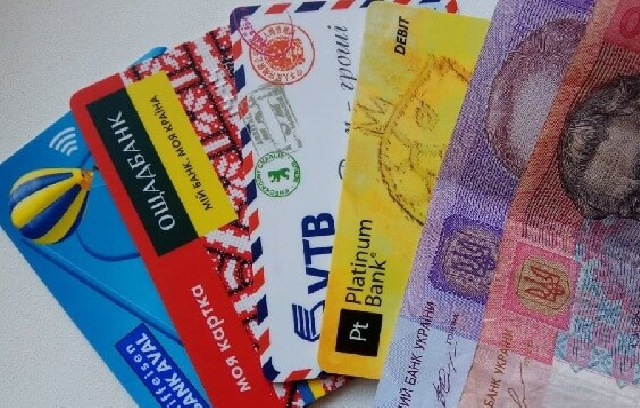 Украинцев втягивают в новые аферы с банковскими картами