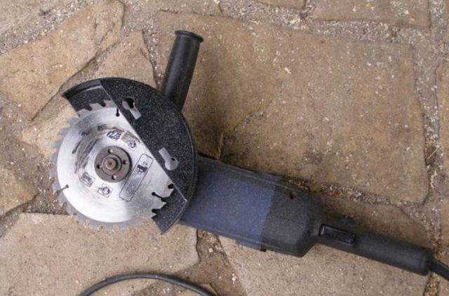 В Харькове из-за болезни своего ребенка мужчина совершил самоубийство болгаркой