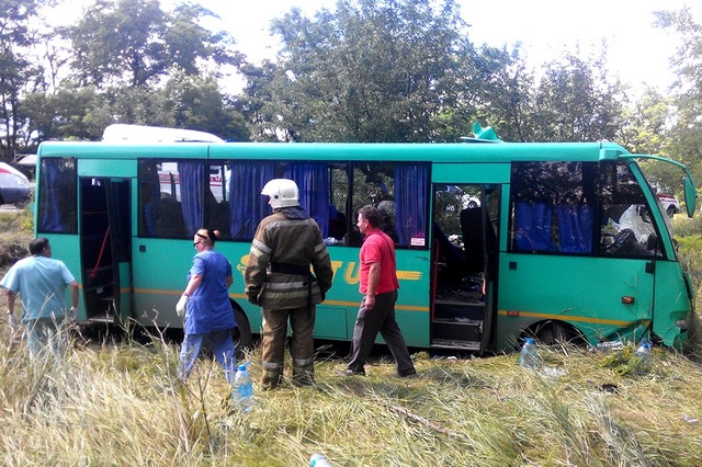 Пассажирский автобус попал в смертельное ДТП под Днепром: опубликованы фото