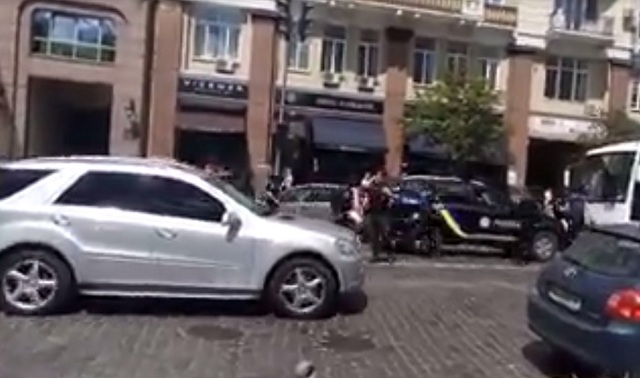 В Киеве произошло оперативное задержание автобуса и двух легковых автомобилей