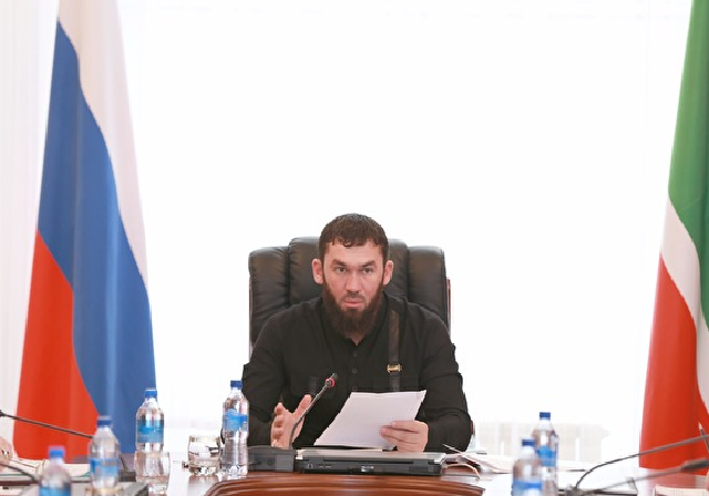 Машину соратника Кадырова закидали камнями