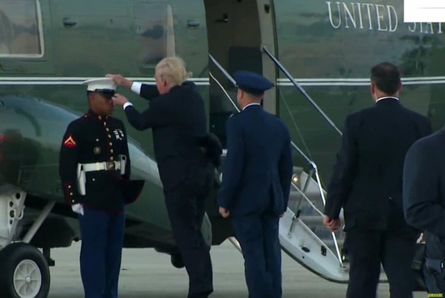 Появилось видео, как Трамп погнался за фуражкой, сорванной ветром с солдата