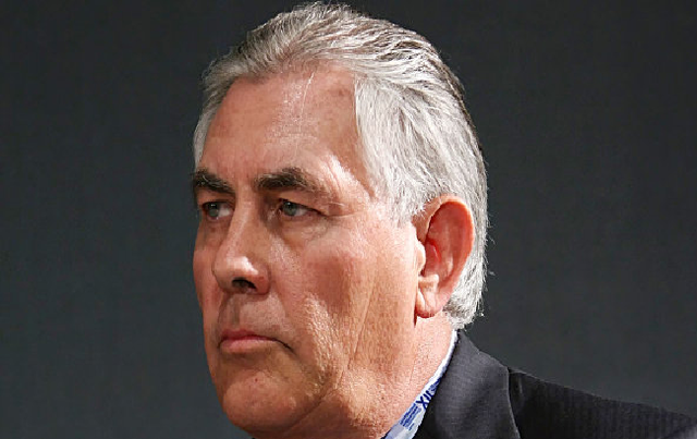 В Украине Тиллерсону подарили советский журнал с его годом рождения