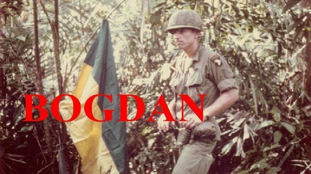 В сети припомнили пронзительные снимки военного с флагом Украины