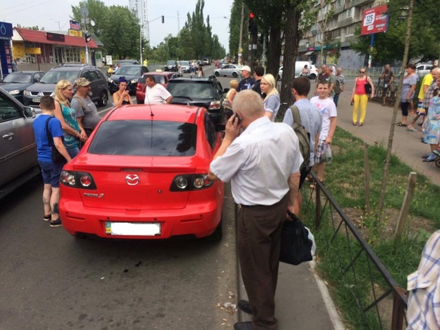 В Киеве автомобильный вор закрылся в машине. Полиция в недоумении