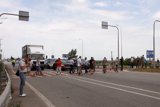 Ветераны АТО перекрыли дорогу под Житомиром и потребовали "крови и зрелищ"