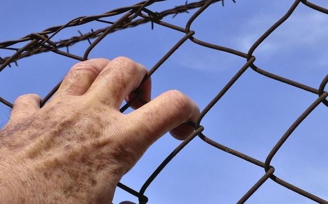 Девушки, молитвослов и "курево": нардепы рассказали, что взяли бы с собой в СИЗО