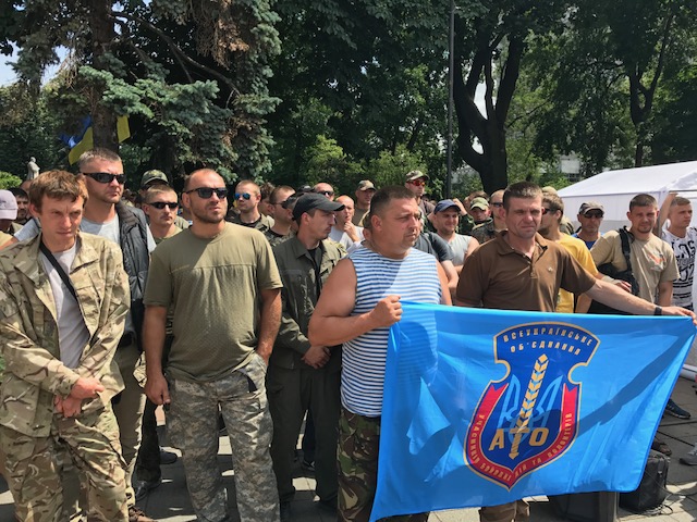 Участники АТО требуют от Порошенко распустить Раду и Кабмин