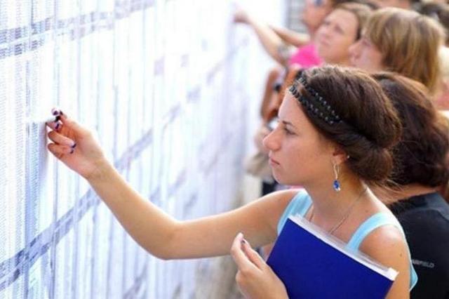 В этом году Кабмин уменьшит число бюджетных мест в ВУЗах