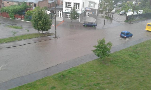 Мощный ливень затопил Ровно: машины "плавали" по улицам