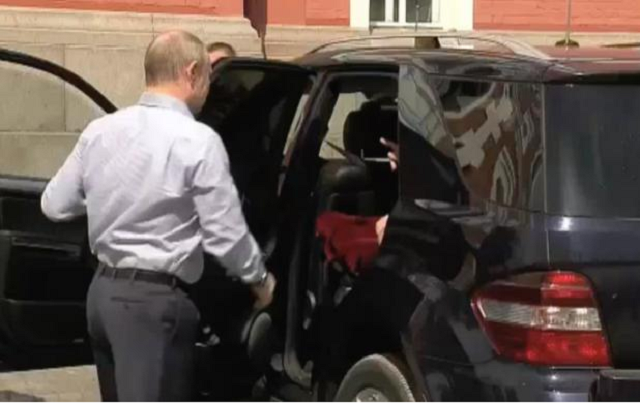 РосЗМІ застукали президента РФ в компанії таємничої незнайомки