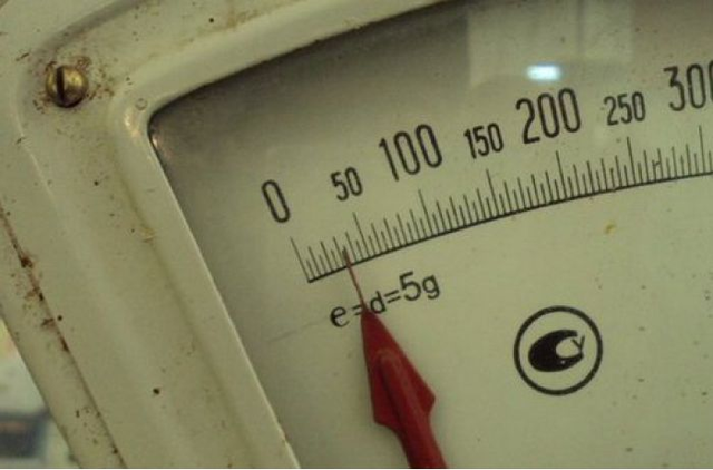 Как на столичных рынках бессовестно обвешивают покупателей