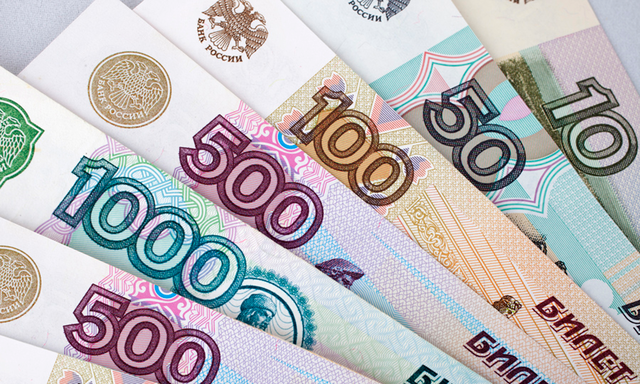 В России ведущие в прямом эфире аплодировали депутатам, поднявшим себе зарплату. Видео