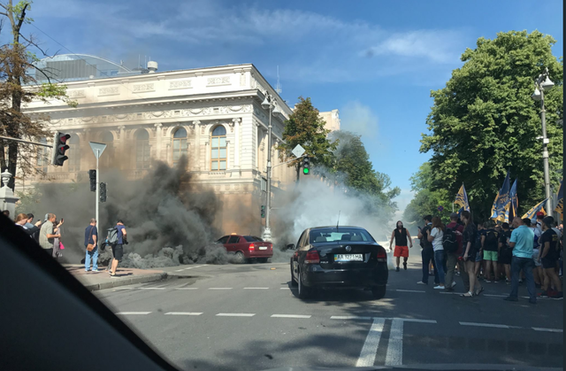Под Радой требуют отмены депутатской неприкосновенности, протестующие подожгли дымовые шашки