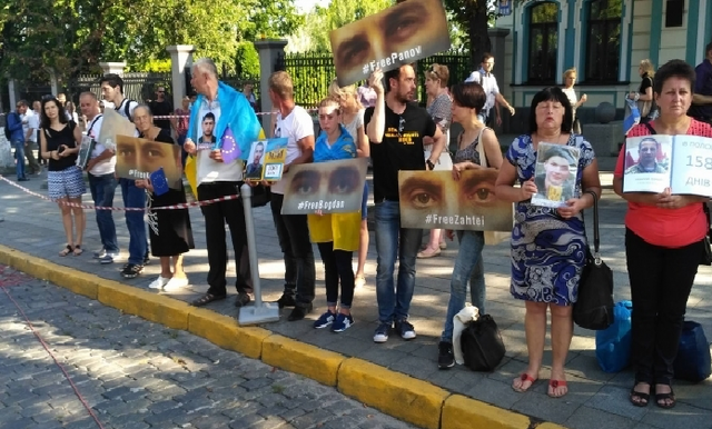 Родичі полонених українців прийшли під Адміністрацію президента