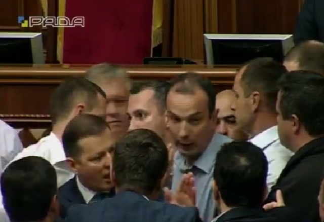 Драка в Раде: Соболев и Ляшко не поделили микрофон