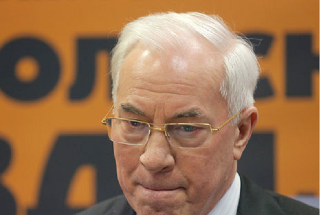 Азаров заявил, что "режиму Порошенко" осталось недолго