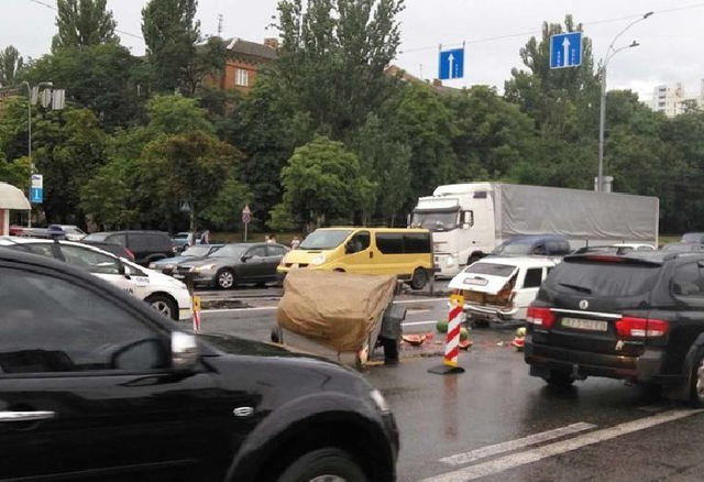 В Киеве иномарка сбила водителя, который менял колесо