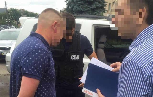 В Киеве за вымогательство $5 тысяч взятки задержан полицейский