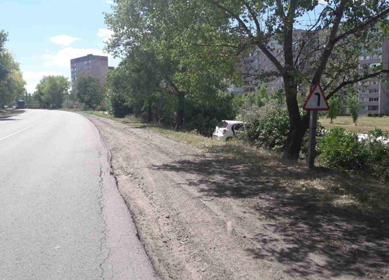 Под Николаевом автомобиль вылетел с трассы и снес опору теплосети