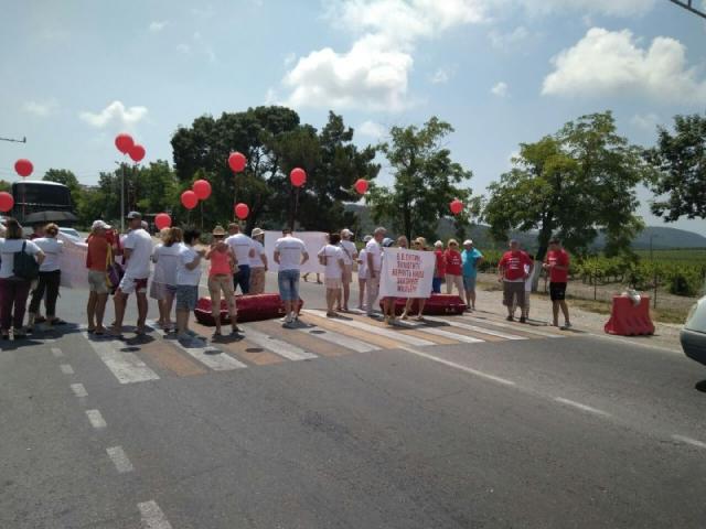 В России жители дома, отправленного под снос, митингуют с гробами