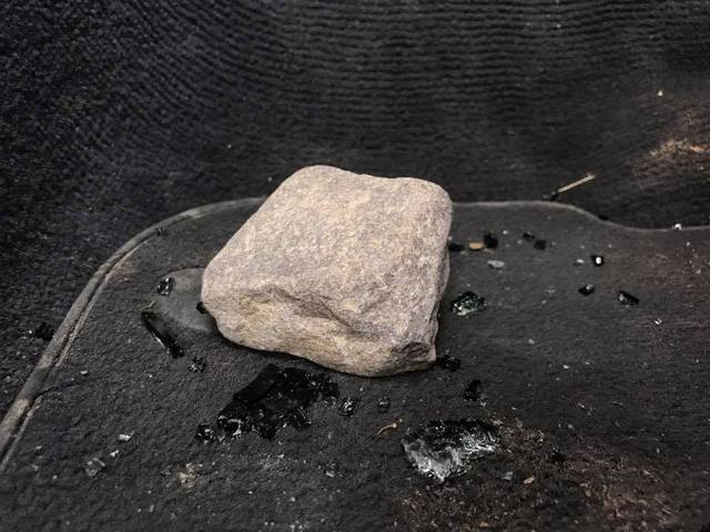 На что-то намекнули: в Ужгороде неизвестные разбили авто известному журналисту