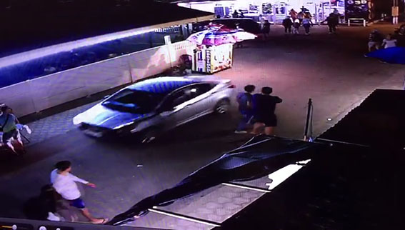 Под Мариуполем водитель въехал в группу людей, есть пострадавшие