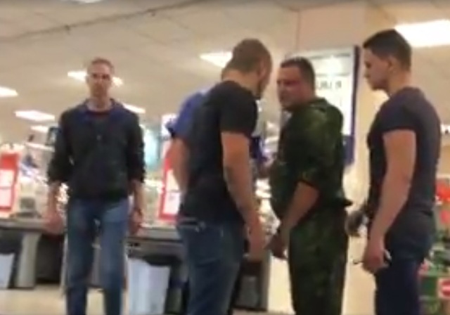 Появилось видео драки охранников супермаркета в Днепре с экс-бойцом АТО