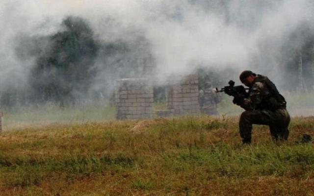 Сотни людей тушат военный полигон на Днепропетровщине