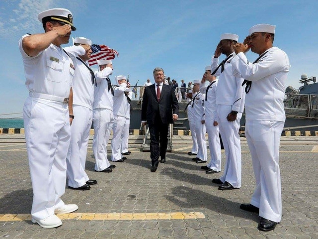 "От этого фото у Кремля загнутся скрепы": натовцы отдали честь Порошенко