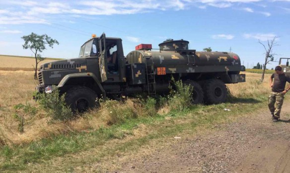 ДТП в Запорожской области: легковушка въехала в колонну военной техники