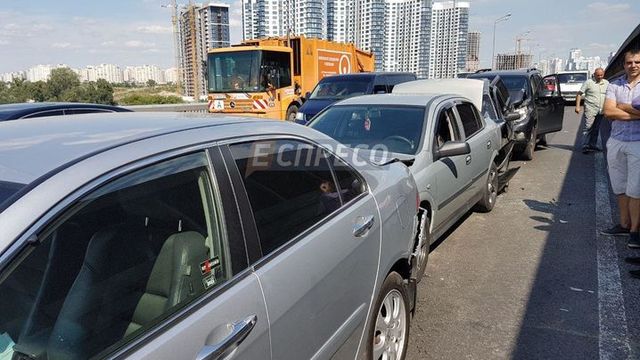 В Киеве на Южном мосту столкнулись 6 автомобилей, есть пострадавшие