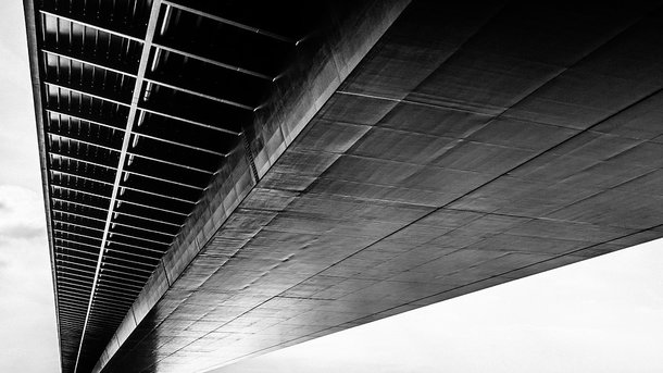 Во Львове парень сорвался с моста во время селфи