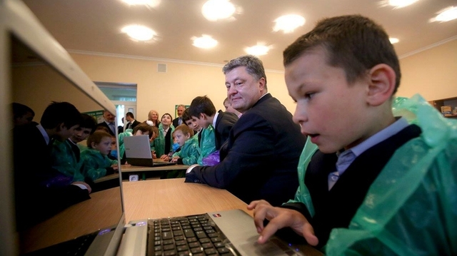 Порошенко ведет дискуссии с украинцами в социальных сетях под вымышленными именами