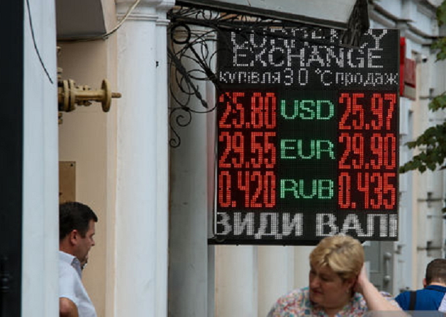 Банкиры: как на курсе доллара скажутся новые правила Нацбанка