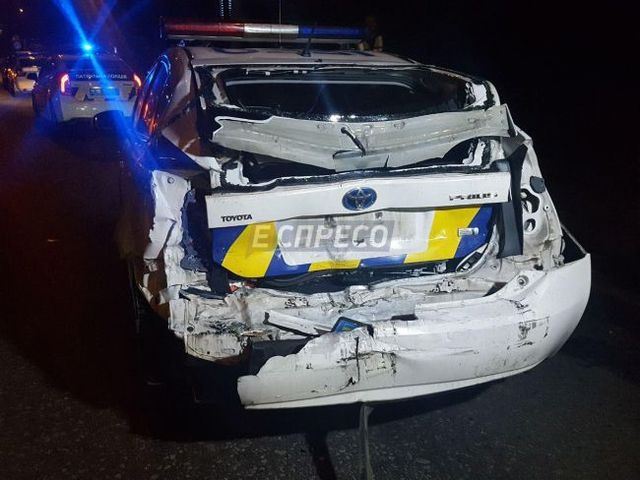 В Киеве грузовик протаранил автомобиль полиции