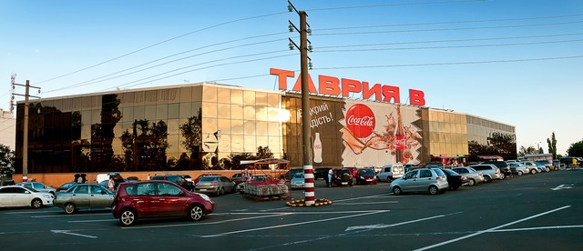 Избили и плюнули в лицо: охранники одесского супермаркета напали на покупательницу