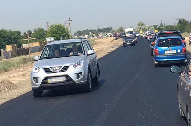 На Херсонщине километровые заторы: проезд к морю ограничен