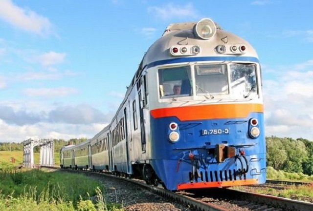 Жуткая смерть: поезд сбил женщину в наушниках