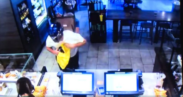 Мужчина избил стулом преступника, который пытался ограбить кофейню (видео)