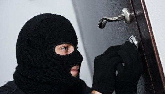 Вор грабил квартиру, а его снимала скрытая камера